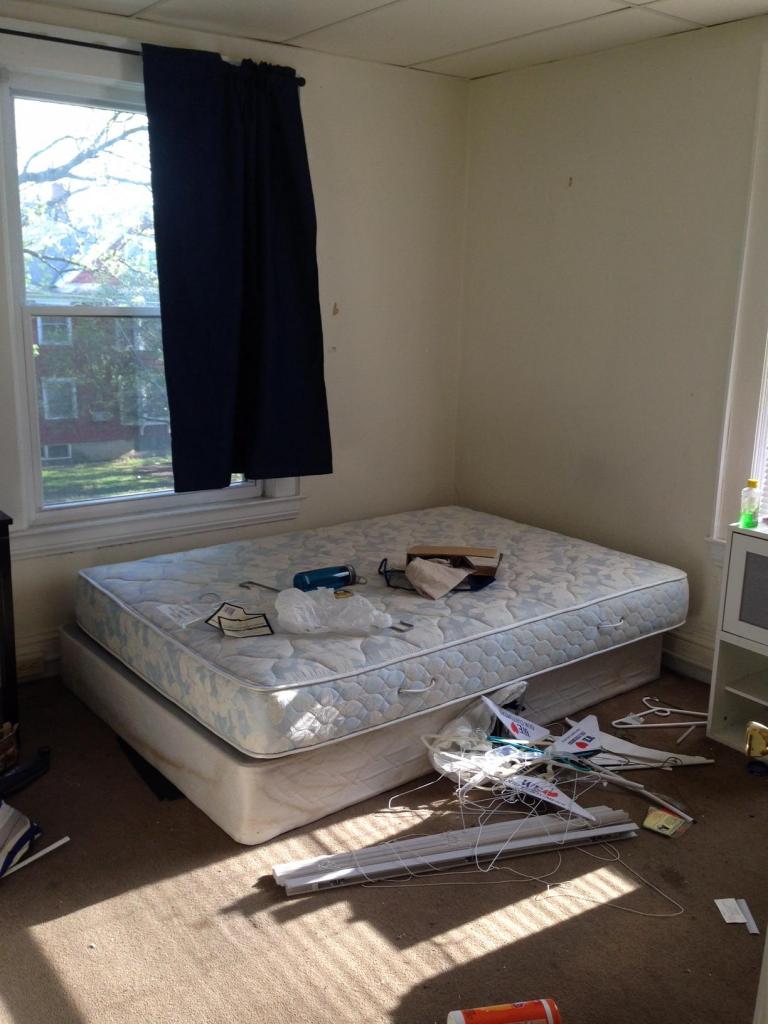 Студент решил убрать комнату в общежитии. Уборка закончилась капитальным ремонтом