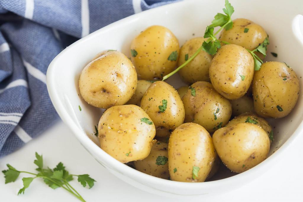 Сезон молодого картофеля: советы, которые помогут приготовить идеальный картофельный салат (плюс проверенный временем рецепт)