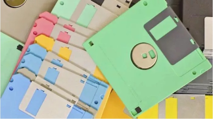 Привет из 90 х: диски, тетрис и аудиоплееры. Фотографии для тех, кто хочет вспомнить прошлое