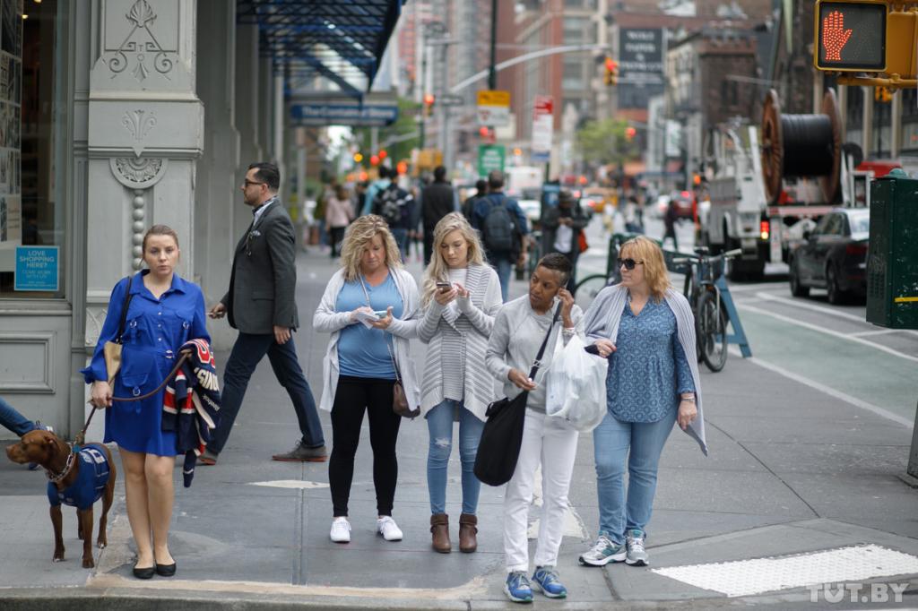 В Нью Йорке хотят запретить пешеходам печатать сообщения, переходя улицу. За это будут штрафовать