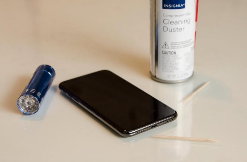 Как правильно очистить порт зарядки, если iPhone не заряжается