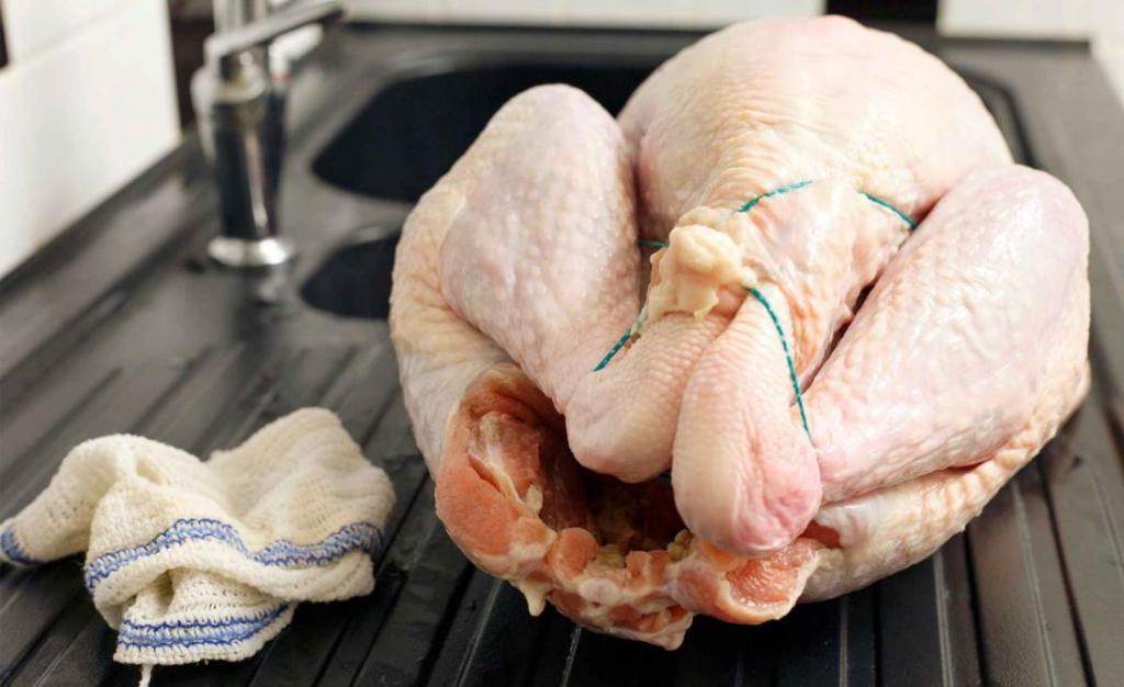 Как вы обрабатываете курицу перед приготовлением? Эксперты рекомендуют не мыть сырое мясо
