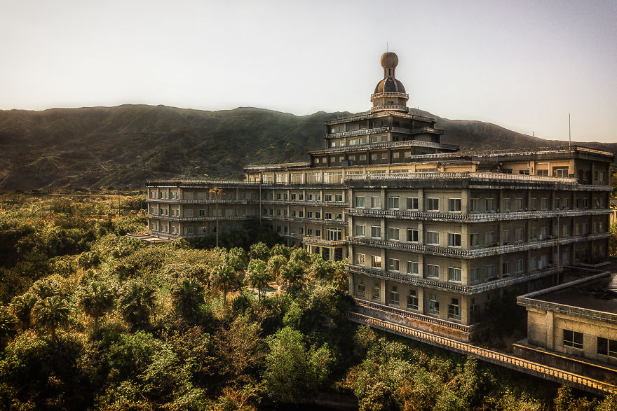 Фотограф отправился в самый большой заброшенный отель в Японии, чтобы запечатлеть красоту его разрушения