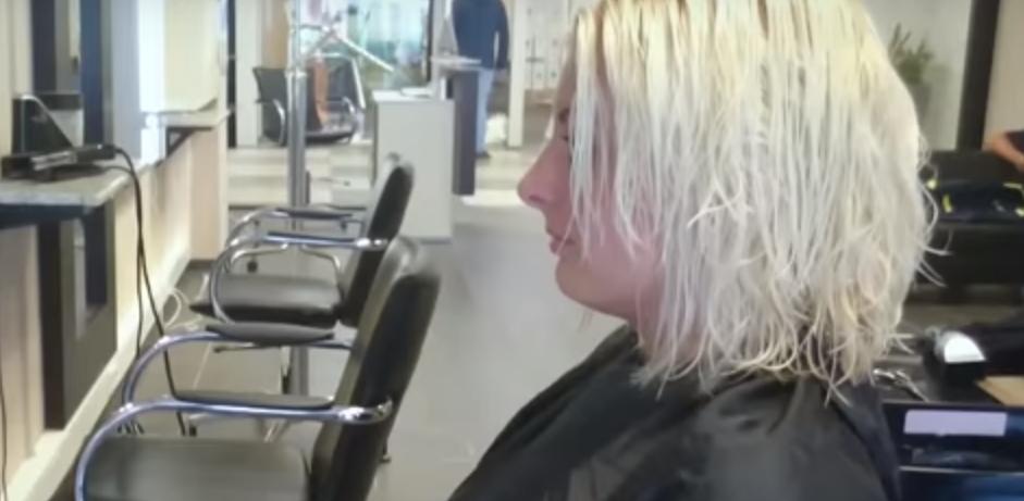 Женщина начала волноваться, когда увидела, как парикмахер сбривает ее волосы. Он сделал из скучной прически шедевр