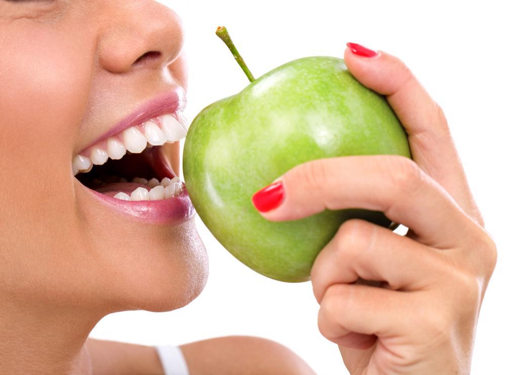 Простой и неожиданный список продуктов, которые помогут сохранить здоровье зубов