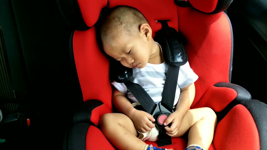 Ученые объяснили, почему нельзя надолго оставлять ребенка спать в автокресле