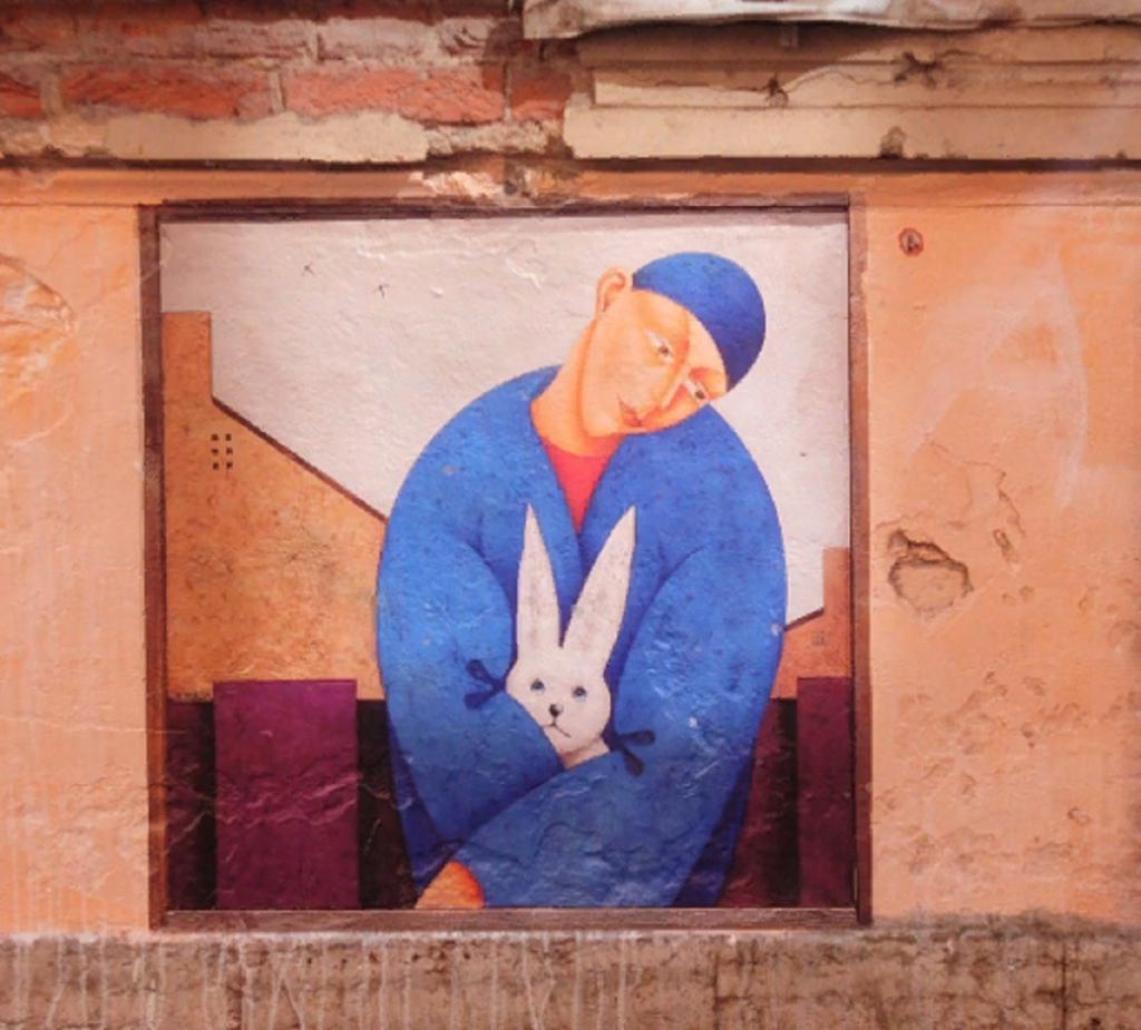 В Петербурге появились уличные фрески с копиями Боттичелли и Никаса Сафронова