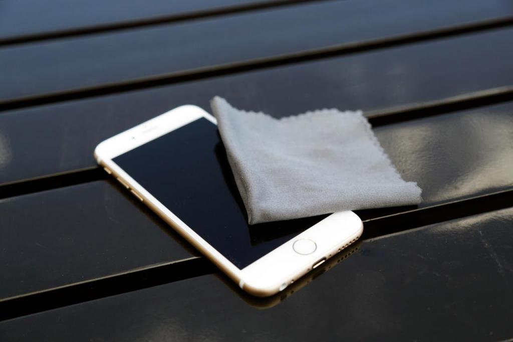Правильный уход: 9 вещей, которые не стоит использовать для очистки экрана смартфона