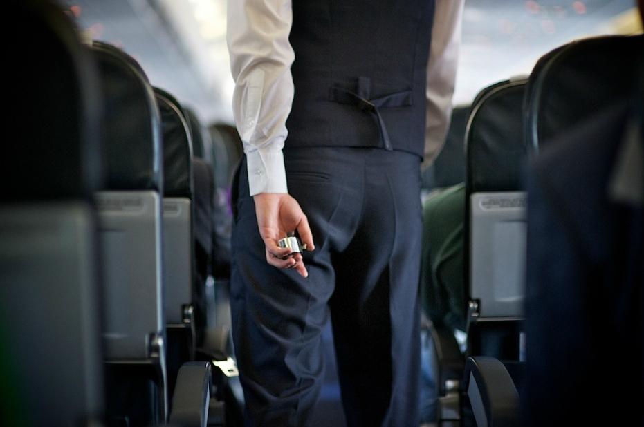 Кое-что прячут: почему стюардессы держат руки за спиной, когда встречают пассажиров на борту