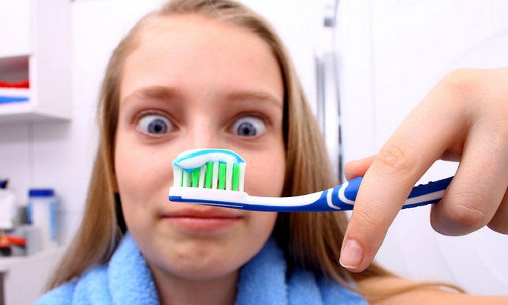 Почему ученые не рекомендуют чистить зубы после еды
