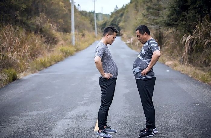 Молодой китаец предложил родителям худеть вместе с ним. Спустя 6 месяцев семейство было не узнать