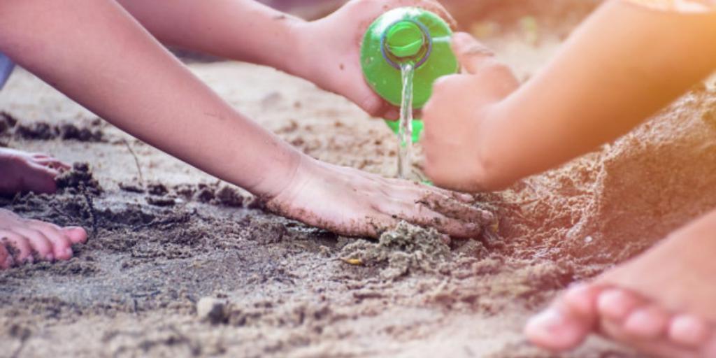 Согласно исследованию, дети, которые играют с грязью, более креативны и здоровы