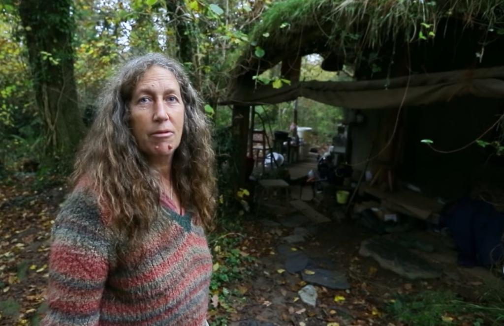 Вот уже 18 лет женщина живет в лесу в полном одиночестве, покинув цивилизацию, и она вполне счастлива
