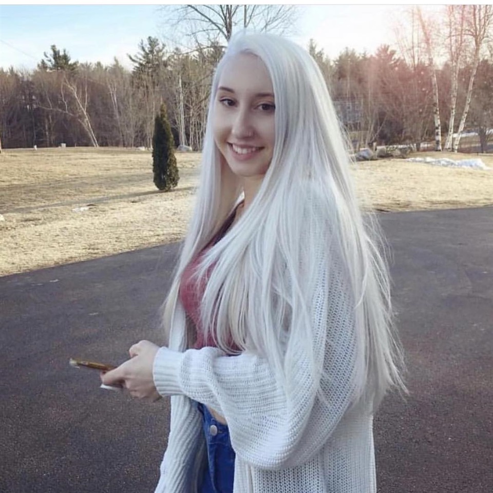 Фото девушки 25 лет с белыми волосами