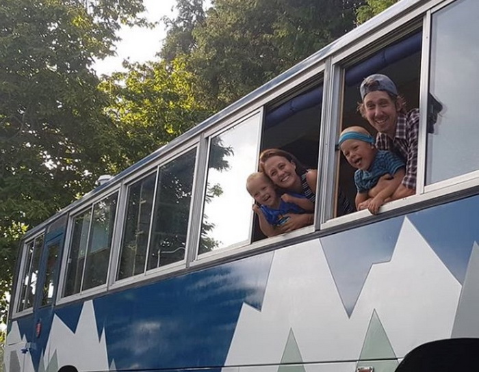 Супругам надоело ютиться в квартире, и они превратили школьный автобус в уютный дом на всю семью. Фото