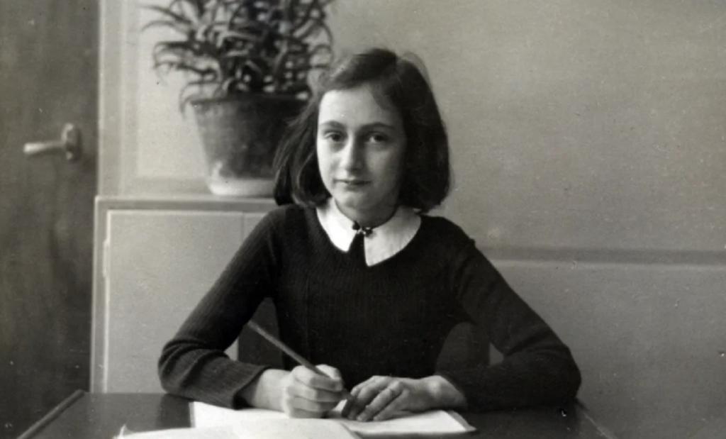 Рассказ, который пытались запретить в школах: к 90 летию со дня рождения еврейской девочки Анны Франк, которая вела дневник, прячась в тайнике