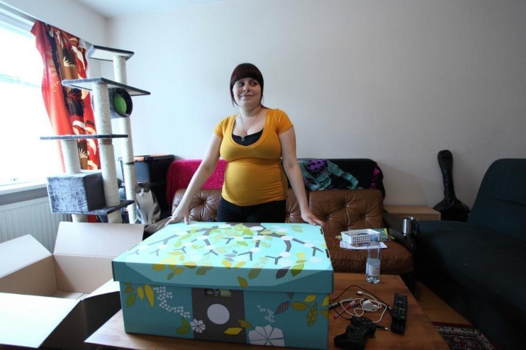Беременные женщины Финляндии получают огромную коробку перед родами
