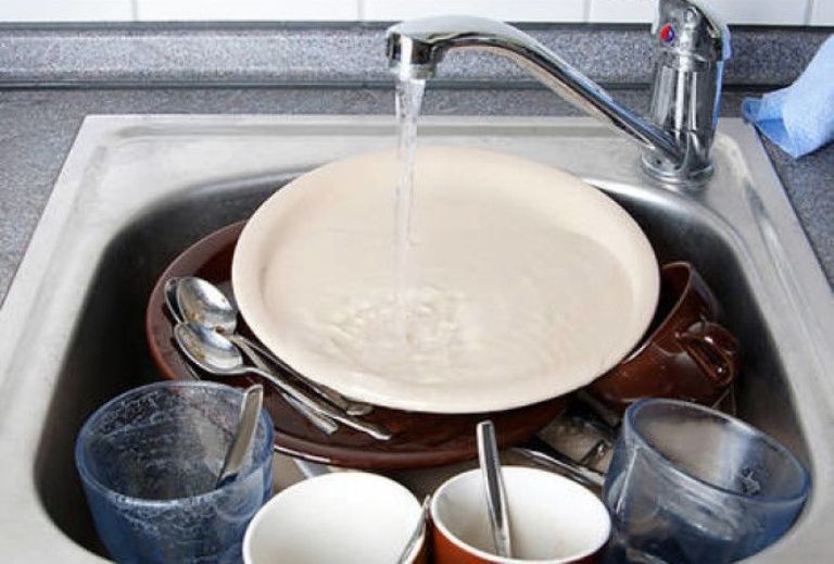 Почему нельзя мыть посуду в чужом доме: народные приметы
