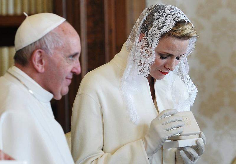Есть всего 7 женщин в мире, которым разрешено носить белое при папе римском. Кто эти леди