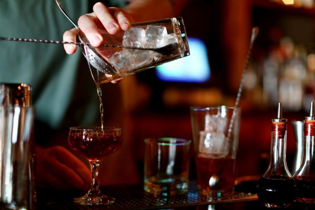 В стакан не плюнут, но посмеются: какие заказы раздражают барменов