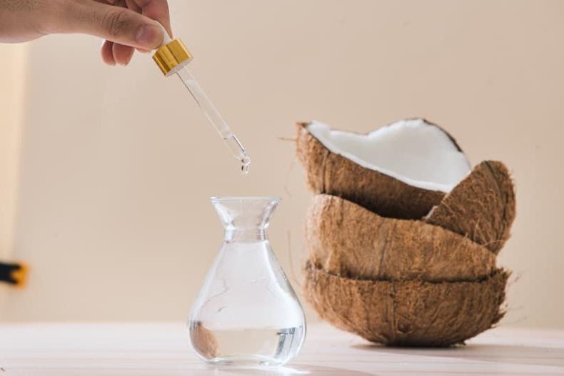 Проверенный секрет красоты всего с одним средством: кокосовое масло для домашнего ухода за ногтями, волосами и зубами
