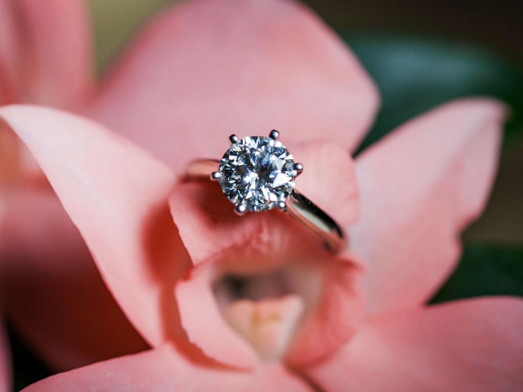 Мать испортила помолвку дочери: женщину возмутило дешевое обручальное кольцо