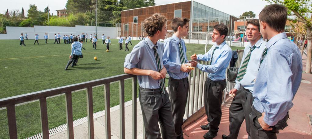 Хозяюшка в галстуке: в Испании есть школа, которая обучает мальчиков-подростков работе по дому