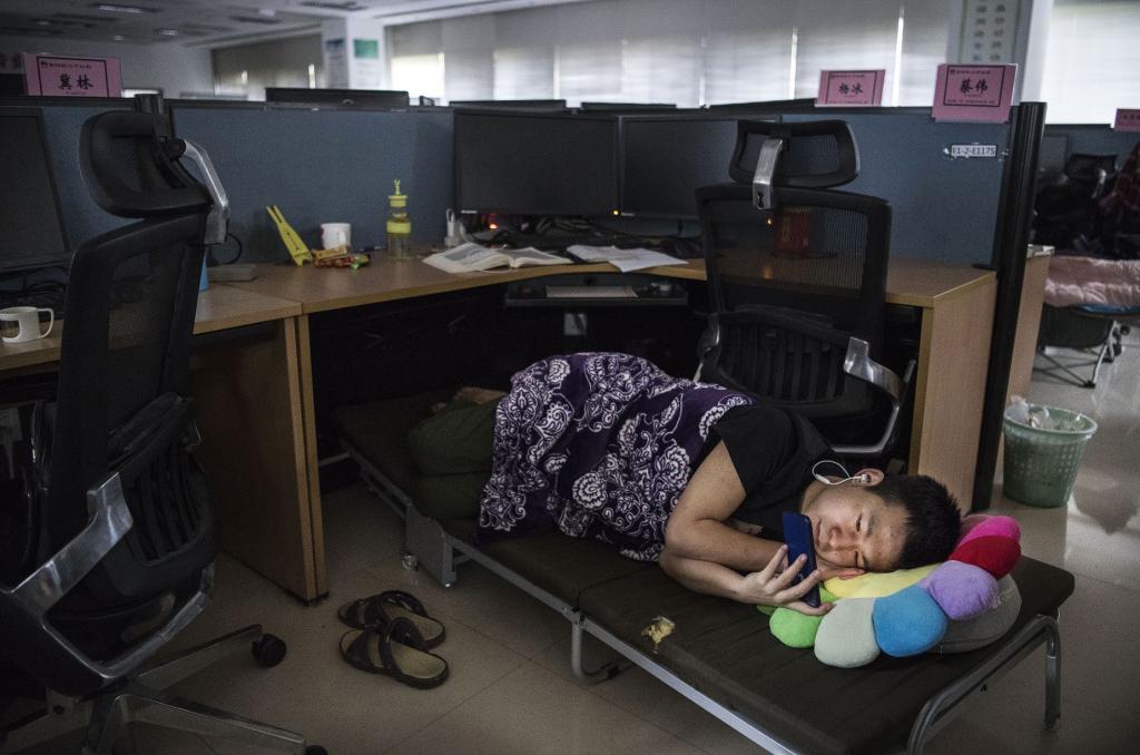 Едят в храме и спят под столами: условия работы и офисы Huawei