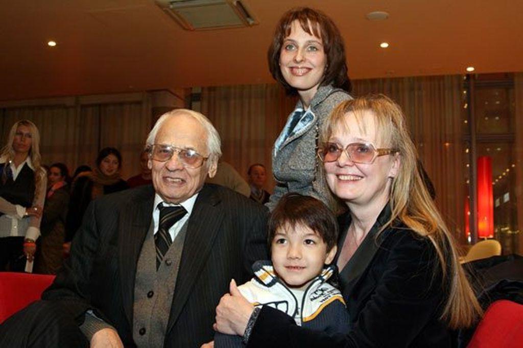 В 2007 году 56 летняя Наталия Белохвостикова и 80 летний Владимир Наумов усыновили мальчика. Сейчас Кириллу 16, и он очень любит родителей