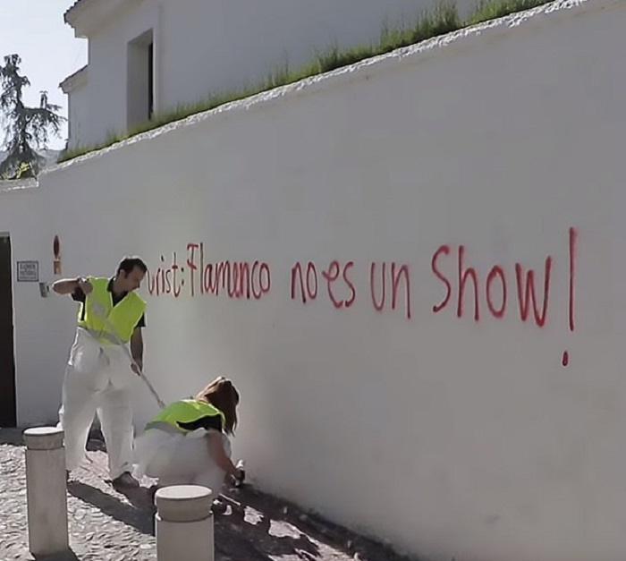 В Испании не рады туристам? На улицах испанского города Гранада начали появляться провокационные надписи