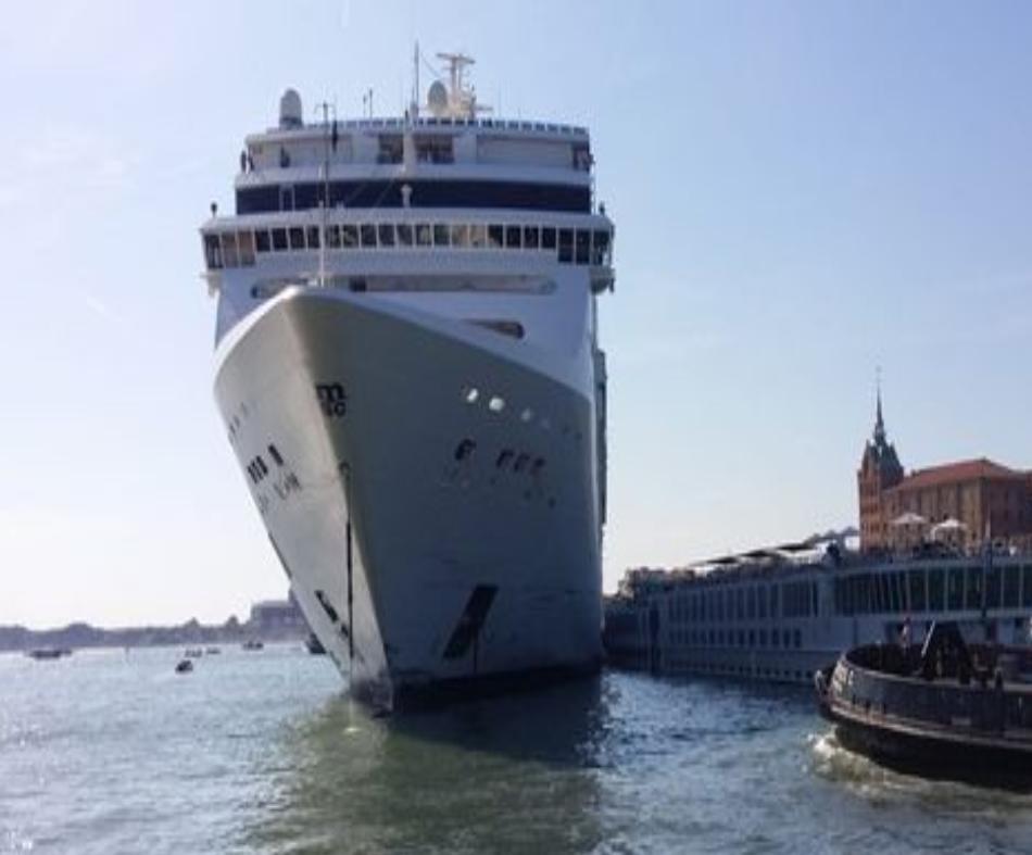 Круизный лайнер потерял контроль в порту Венеции