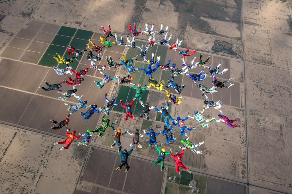 Фотограф сделал уникальные снимки самого массового ночного прыжка с парашютом (фото)
