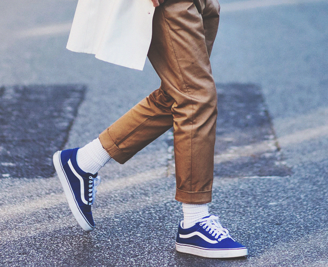 Как носить кроссовки со стилем smart casual