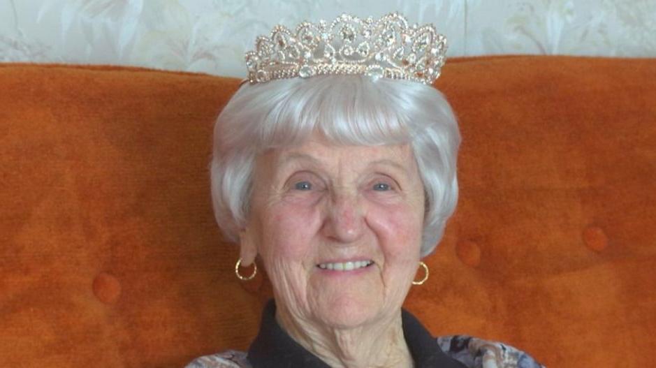 Бабушка, у которой в жизни не было выпускного, стала королевой бала в школе у внучки