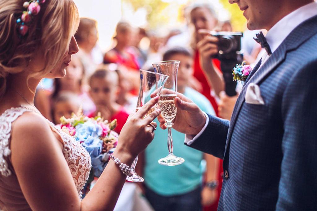 Денежные расходы, обсуждение будущих родственников: какую информацию не следует публиковать в соцсетях о вашей свадьбе
