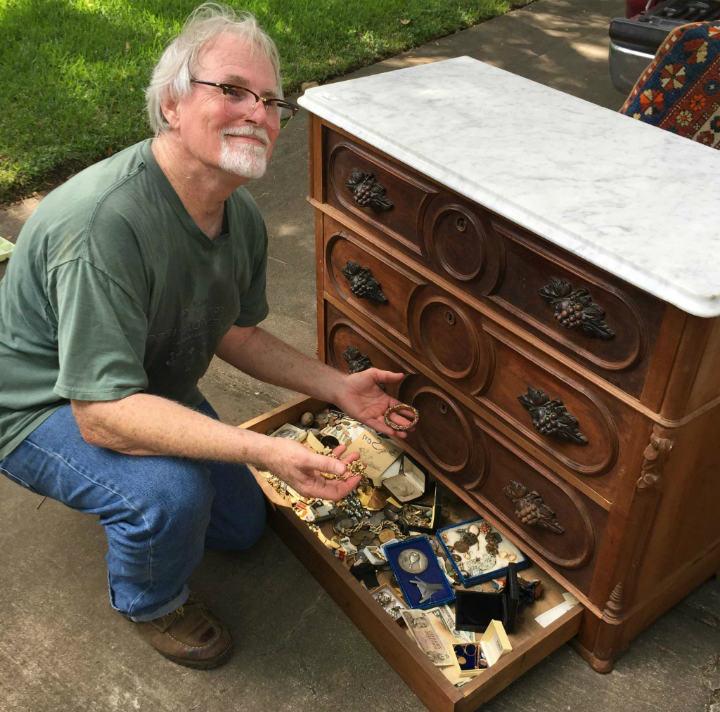 Мужчина нашел драгоценности в старом комоде, купленном за 100 долларов на распродаже. Не раздумывая, он вернул золотые украшения их законным владельцам