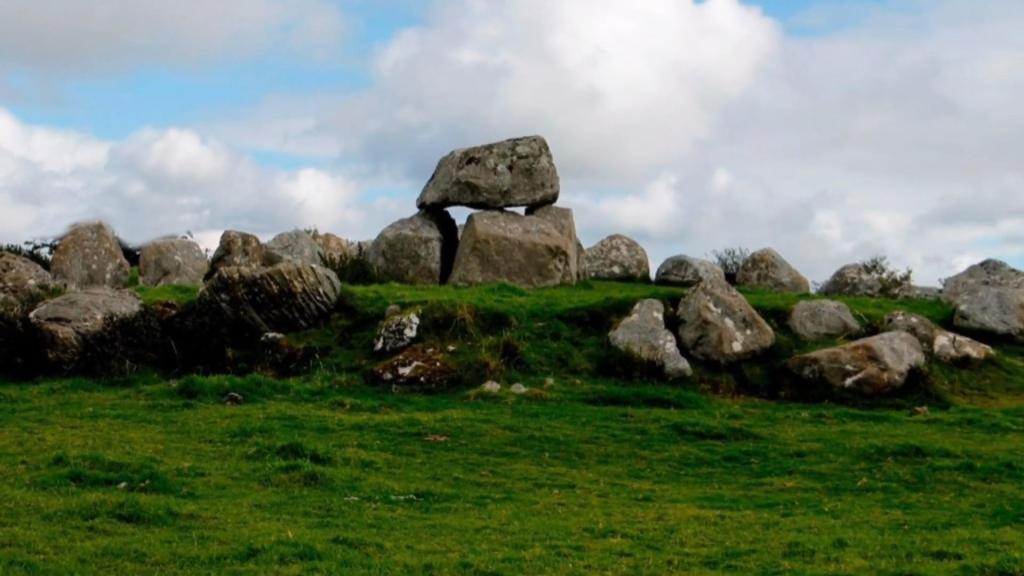 Археологи обнаружили загадочный доисторический памятник в крупном мегалитическом комплексе Карроумор в Ирландии