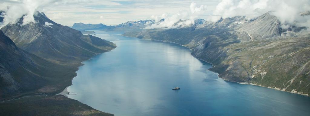 Экспедиционное путешествие   от круиза по айсберговым бухтам до походов по пестрой тундре, усыпанной цветами,   лучший способ познакомиться с отдаленной дикой природой Гренландии