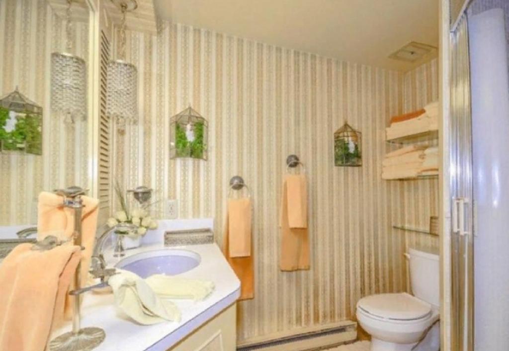 Нулевая комната. Ванная комната в стиле 60-х годов. Семейный санузел. Комната нулевых. Family Bathroom.