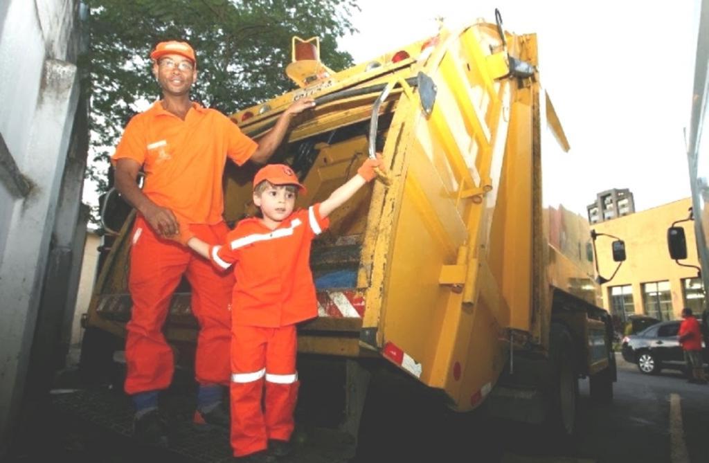 4 летний мальчик попросил на день рождения побыть мусорщиком. Родители помогли