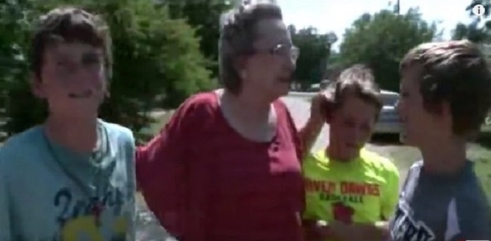 Из-за неподстриженного газона женщину ждали проблемы с законом: 4 подростка взяли газонокосилку и помогли старушке