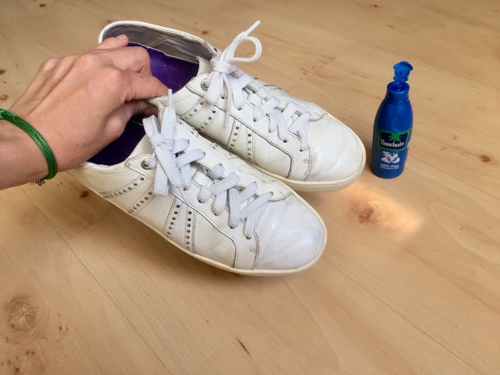 Девушка-блогер проверила 7 популярных способов вернуть обуви привлекательный вид и поделилась результатами (фото)