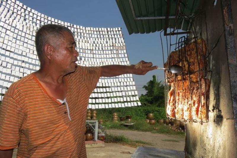 12 минут - и курица готова: в Таиланде повар готовит при помощи 1000 зеркал и раскаленного солнца