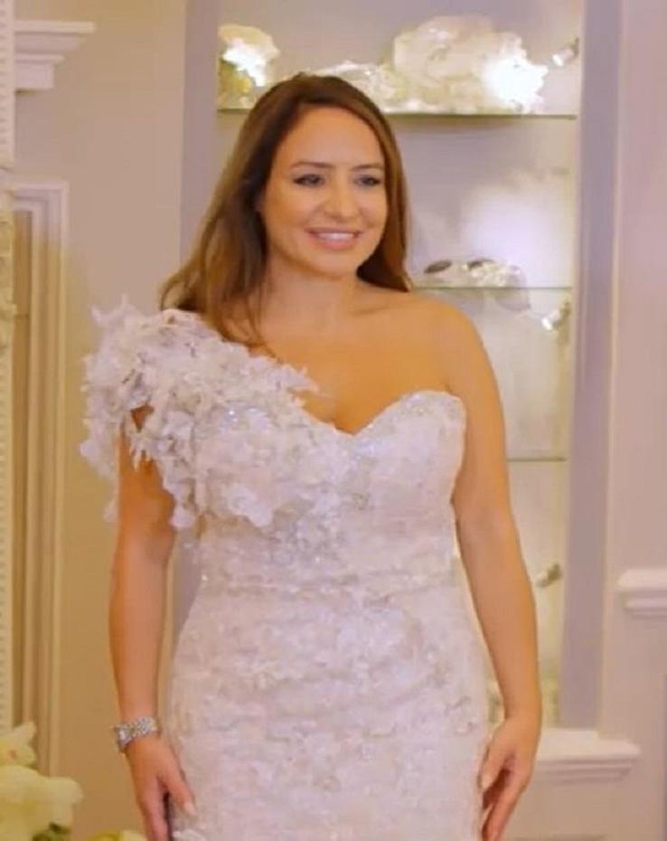 Женщина купила на свадьбу сына платье за 240 тысяч рублей, чтобы на нее все обратили внимание (фото)