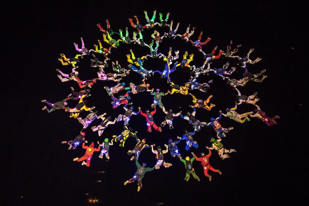 Фотограф сделал уникальные снимки самого массового ночного прыжка с парашютом (фото)