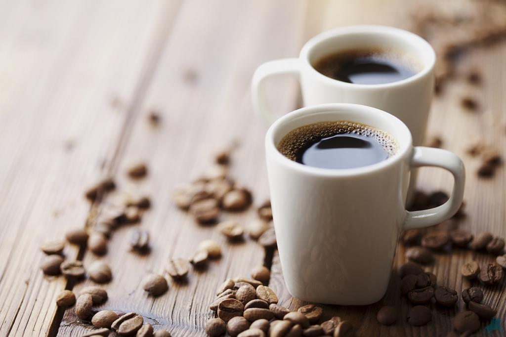Что выпить утром: чашечку кофе или чая матча? Оба напитка содержат кофеин, но действуют на организм совершенно по-разному