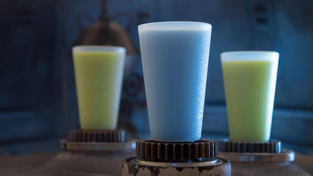Любимое Люком Скайуокером синее и зеленое молоко можно попробовать в Диснейленде