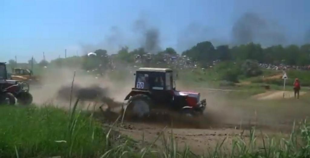 Грязь и рев моторов: в Ростовской области прошли скоростные гонки на тракторах