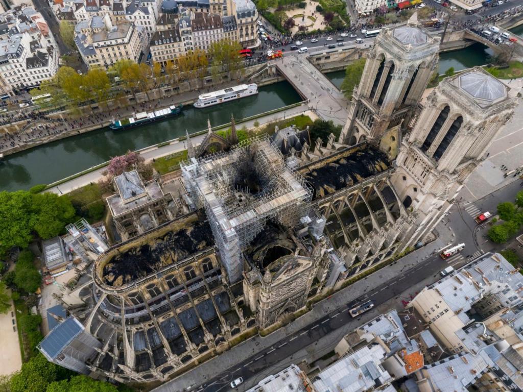 Собор Парижской Богоматери готовится к первой службе после апрельского пожара
