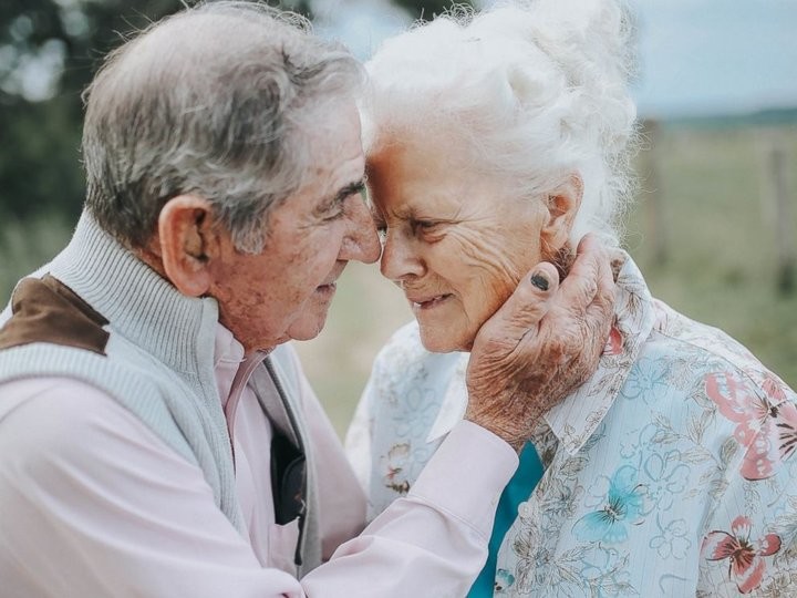 68 лет вместе: возрастные супруги сделали трогательную совместную фотосессию
